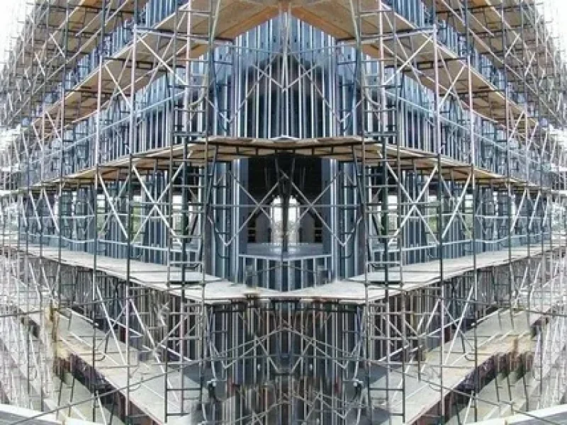 Steel scaffolding system surrounding a multi-story building